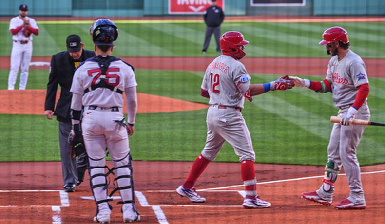 Kyle Scwhwarber, de los Filis de Filadelfia, es felicitado por Bryce Harper luego de batear un cuadrangular ante los Medias Rojas de Boston el martes 12 de mayo de 2026 (AP Foto/Charles Krupa)