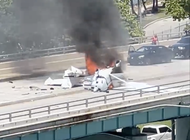 miami: avioneta se estrella en un puente en haulover e impacta un auto dejando varios heridos