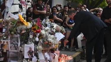 Geoff Payne, a la derecha, padre del exintegrante de One Direction, el cantante Liam Payne, visita un altar improvisado fuera del hotel Casa Sur Hotel donde el artista pop británico murió al precipitarse desde un balcón, en Buenos Aires, Argentina, el viernes 18 de octubre de 2024. (AP Foto/Mario de Fina)