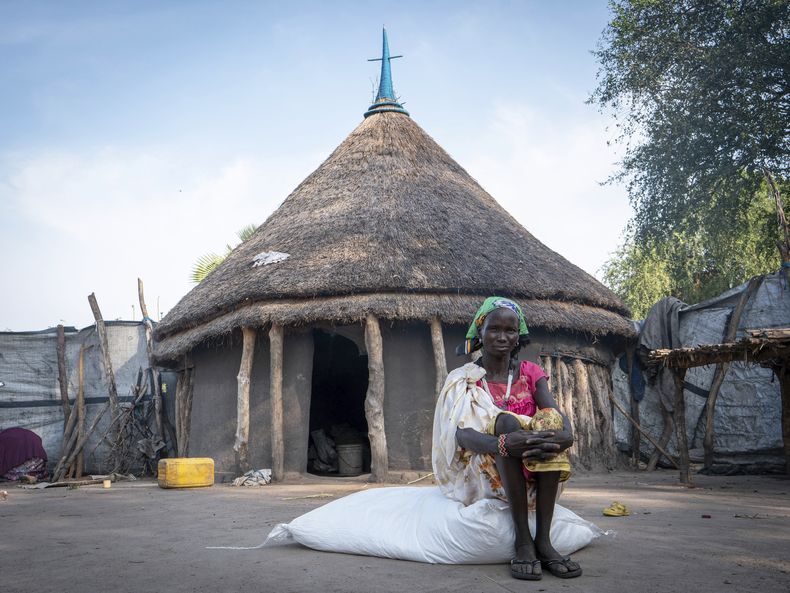 Reat Kuor, madre de ocho hijos, descansa fuera de su casa en el estado de Jonglei, Sudán del Sur, el miércoles 13 de noviembre de 2024. (AP Foto/Florence Miettaux)
