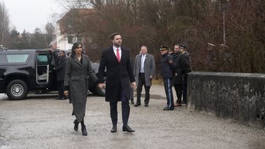 El vicepresidente de Estados Unidos, JD Vance, y su esposa, Usha Vance, visitan el campo de concentración de Dachau en las afueras de Múnich, Alemania, el jueves 13 de febrero de 2025. (AP Foto/Matthias Schrader)