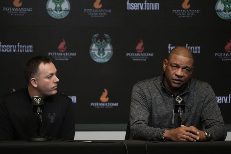 El gerente general de los Bucks de Milwaukee Jon Horst escucha al entrenador Doc Rivers durante su conferencia de prensa para presentarlo el sábado 27 de enero del 2024. (AP Foto/Morry Gash)
