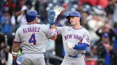 El infielder de los Mets de Nueva York, A.J. Ewing (derecha), celebra su cuadrangular de tres carreras con Francisco Álvarez (4) durante la séptima entrada de un partido de béisbol contra los Nacionales de Washington, el 26 de septiembre de 2026, en Washington. (Foto AP/Nick Wass)
