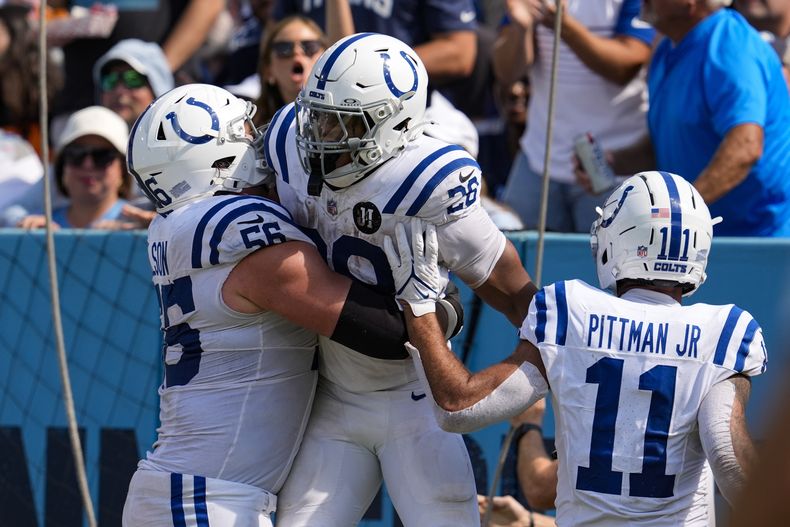 El corredor de los Colts de Indianápolis Jonathan Taylor celebra con el guard Quenton Nelson y el receptor Michael Pittman su touchdown en el encuentro ante los Titans de Tennessee el domingo 21 de septiembre del 2025. (AP Foto/George Walker IV)