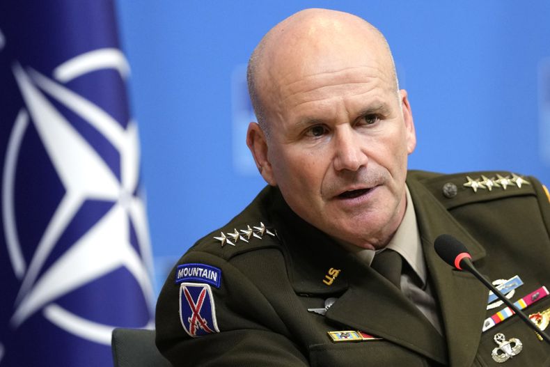 ARCHIVO - El Comandante Supremo Aliado en Europa, general Christopher Cavoli, habla en una conferencia de prensa en las oficinas generales de la OTAN en Bruselas, el 18 de enero de 2024. (AP Foto/Virginia Mayo, Archivo)
