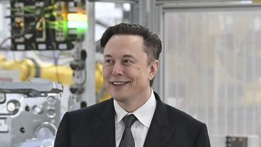la ultima locura de elon musk: quiere comprar bts, la banda de k-pop mas popular del mundo