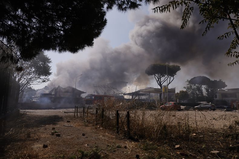Una columna de humo se eleva tras la explosión de una gasolinera en las afueras de Roma, el viernes 4 de julio de 2025. (Cecilia Fabiano/LaPresse vía AP)