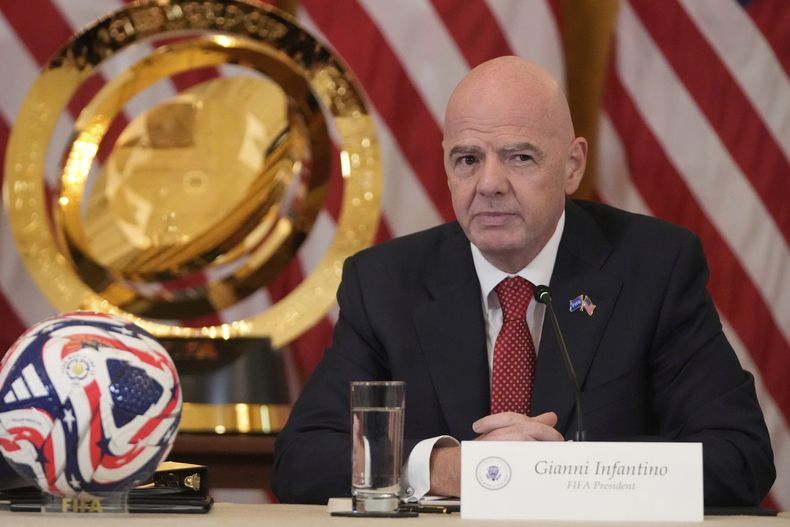 El presidente de la FIFA Gianni Infantino durante una reunión de un gripo de trabajo de la FIFA, con el presidente estadounidense Donald Trumpo, en la Casa Blanca, el martes 6 de mayo de 2025. (AP Foto/Mark Schiefelbein)