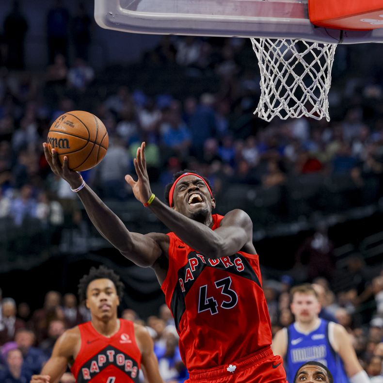 Pascal Siakam, alero de los Raptors de Toronto, anota en el encuentro ante los Mavericks de Dallas, el miércoles 8 de noviembre de 2023 (AP Foto/Gareth Patterson)