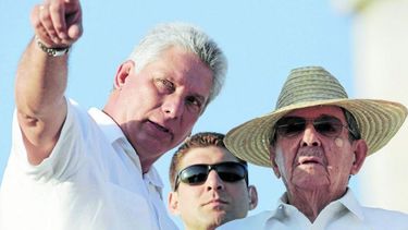 El gobernante cubano Miguel Díaz-Canel y su antecesor, Raúl Castro, custodiados por el nieto de Castro al fondo. (AP)&nbsp;