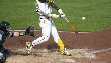 Andrew McCutchen de los Piratas de Pittsburgh conecta un elevado de sacrificio frente al relevista de los Atléticos de Oakland Sam Moll en la octava entrada del juego del lunes 5 de junio del 2023. (AP Foto/Gene J. Puskar)