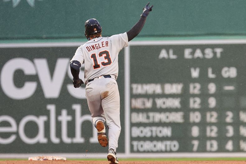 Dillon Dingler, de los Tigres de Detroit, apunta después de conectar un jonrón durante la quinta entrada del juego de béisbol en contra de los Medias Rojas de Boston, el domingo 19 de abril de 2026, en Boston. (AP Foto/Mark Stockwell)