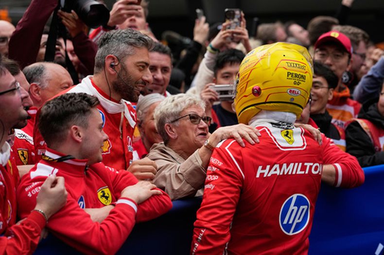 El británico Lewis Hamilton, piloto de Ferrari, celebra tras registrar el tercer tiempo más rápido en la carrera del Gran Premio de China de la Fórmula 1 en el Circuito Internacional de Shanghái, en Shanghái, China, el domingo 15 de marzo de 2026. (Foto AP/Andy Wong)