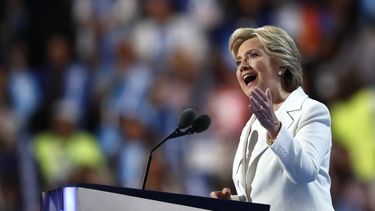 hillary clinton ofrecio un discurso en el que se refirio a la unidad y critico a su contrincante donald trump