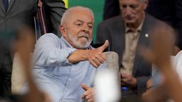 El presidente brasileño Luiz Inácio Lula da Silva hace una señal de aprobación durante un evento navideño con recolectores de basura reciclable, el viernes 22 de diciembre de 2023, en Brasilia. (AP Foto/Eraldo Peres)