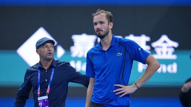 Daniil Medvedev tras ser descalificado de su partido ante Novak Djokovic en el Abierto de China, el lunes 5 de octubre de 2026, en Beijing. (AP Foto/Achmad Ibrahim)