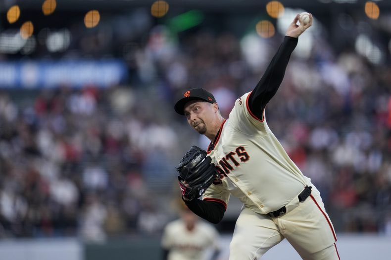 El pitcher de los Gigantes de San Francisco Blake Snell lanza contra un bateador de los Nacionales de Washington en el primer inning de su juego el lunes 8 de abril de 2024 en San Francisco. (AP Foto/Godofredo A. Vásquez)