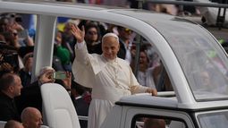 El papa León XIV saluda a la multitud desde el papamóvil al finalizar una misa el domingo 5 de octubre de 2025 en la Plaza de San Pedro, en el Vaticano. (AP Foto/Alessandra Tarantino)