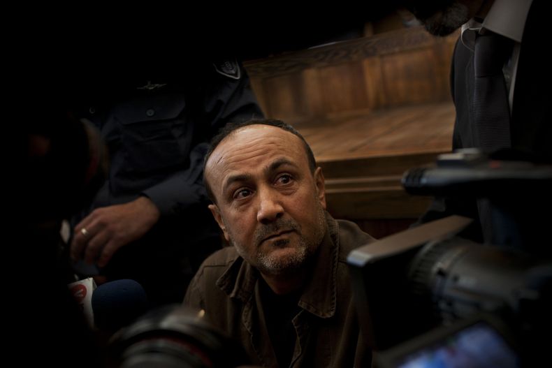 ARCHIVO - En esta foto de archivo del 25 de enero de 2012, el destacado líder de Fatah, Marwan Barghouti, comparece ante el tribunal de Jerusalén. (AP Foto/Bernat Armangue, archivo)
