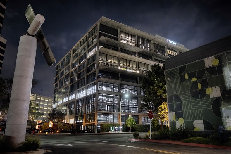 Un letrero de TikTok puede apreciarse en la parte superior del edificio de oficinas de la aplicación, el martes 3 de diciembre de 2024, en Culver City, California. (AP Foto/Richard Vogel)
