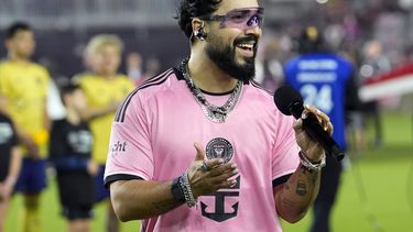 ARCHIVO - El músico Luis Figueroa, de Puerto Rico, canta el himno nacional antes de un partido de la MLS entre el Inter Miami y Real Salt Lake, el 21 de febrero de 2024, en Fort Lauderdale, Florida. Figueroa fusiona salsa y música urbana en su EP “Coexistencia” lanzado en mayo de 2024. (Foto AP/Lynne Sladky, archivo)