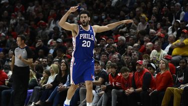 Embiid consigue 25 puntos; 76ers vencen a Bulls