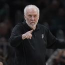 ARCHIVO - Foto del 26 de marzo del 2023, el entrenador de los Spurs de San Antonio Gregg Popovich señala desde la banca en el juego ante los Celtics de Boston. El sábado 8 de julio del 2023, los Spurs anuncian que Popovich firmó por otros cinco años. (AP Foto/Steven Senne, Archivo)