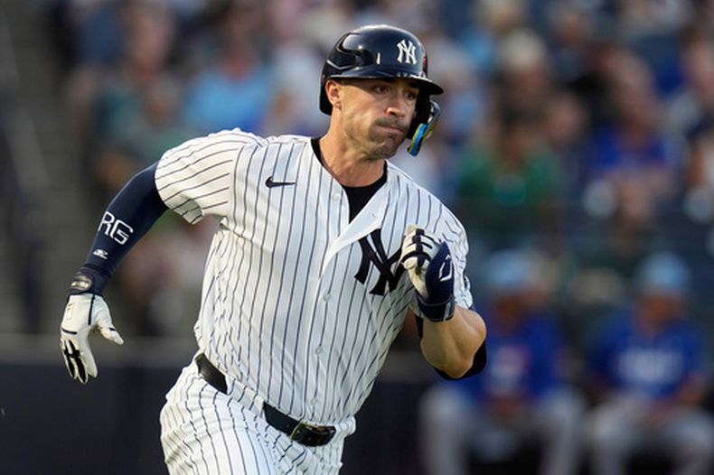Randal Grichuk de los Yankees de Nueva York recorre las bases tras batear un doble remolcador ante el pitcher de los Azulejos de Toronto Eric Lauer en el encuentro de exhibición del miércoles 11 de marzo del 2026. (AP Foto/Chris OMeara)