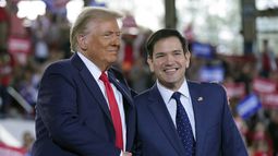 ARCHIVO - El excandidato presidencial republicano Donald Trump saluda al senador Marco Rubio, republicano de Florida, durante un mitin de campaña en el J.S. Dorton Arena, el 4 de noviembre de 2024, en Raleigh, Carolina del Norte (Foto AP/Evan Vucci, Archivo)