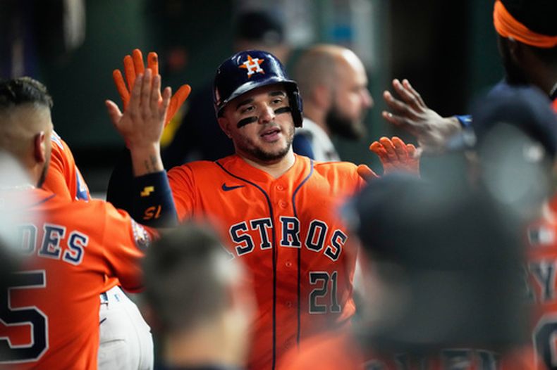 El dominicano Yainer Díaz, de los Astros de Houston, festeja luego de batear un jonrón ante los Diamondbacks de Arizona, el viernes 4 de septiembre de 2026 (AP Foto/Ashley Landis)