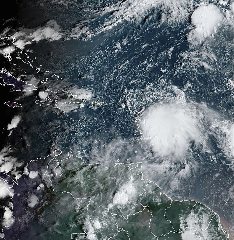 La imagen satelital peovista por NOAA el 2 de octubre de 2023 muestra la tormenta tropical Philippe, centro derecha. La tormenta tropical Philippe descargó lluvias intensas sobre el noreste del Caribe el martes 3 de octubre de 2023, lo que obligó a los gobiernos a suspender las clases ante los pronósticos de inundaciones repentinas.(NOAA via AP)