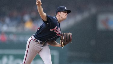 En foto del domingo 24 de septiembre del 2023, el abridor de los Bravos de Atlanta Allan Winans lanza en la lluvia en el tercer episodio del juego ante Nacionales de Washington. (AP Foto/Stephanie Scarbrough)