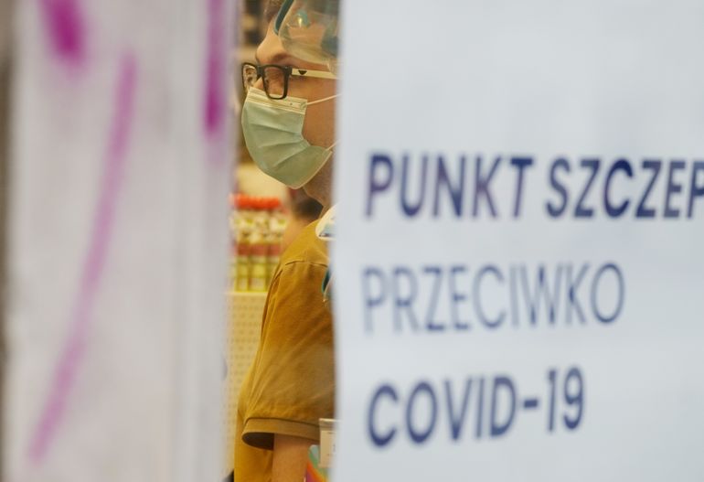Premier polaco recibe refuerzo de vacuna contra COVID-19