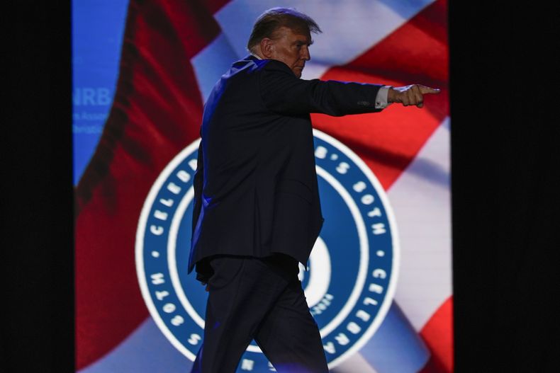 El aspirante a la nominación del Partido Republicano a la Casa Blanca, el expresidente Donald Trump, hace un gesto durante la National Religious Broadcasters en el centro de convenciones del resort Gaylord Opryland, el 22 de febrero de 2024, en Nashville, Tennessee. (AP Foto/George Walker IV)