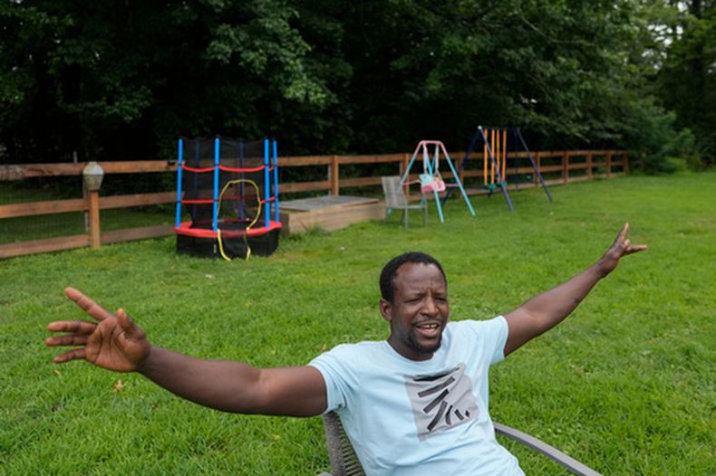 Khalidou Sy, un inmigrante de Mauritania, en el patio trasero de la vivienda de su familia en Lockland, Ohio, el 31 de julio del 2026. (AP foto/Carolyn Kaster)