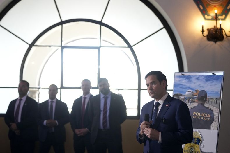 El secretario de Estado de Estados Unidos, Marco Rubio, habla tras una visita a un centro de retorno de migrantes y una demostración de un perro entrenado para detectar narcóticos, en el aeropuerto internacional de La Aurora, en Ciudad de Guatemala, el miércoles 5 de febrero de 2025. (AP Foto/Mark Schiefelbein, Pool)