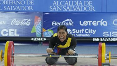 Julieth Rodríguez, de Colombia, festeja durante la competición de los 64 kilogramos del levantamiento de pesas, en los Juegos Centroamericanos y del Caribe en San Salvador, el domingo 25 de junio de 2023 (AP Foto/Arnulfo Franco)