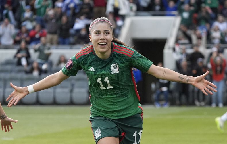 ARCHIVO - La volante mexicana Lizbeth Ovalle festeja tras anotar un gol ante Paraguay en los cuartos de final de la Copa Oro de la CONCACAF, el 3 de maroz de 2024, en Los Ángeles. (AP Foto/Marcio José Sánchez)