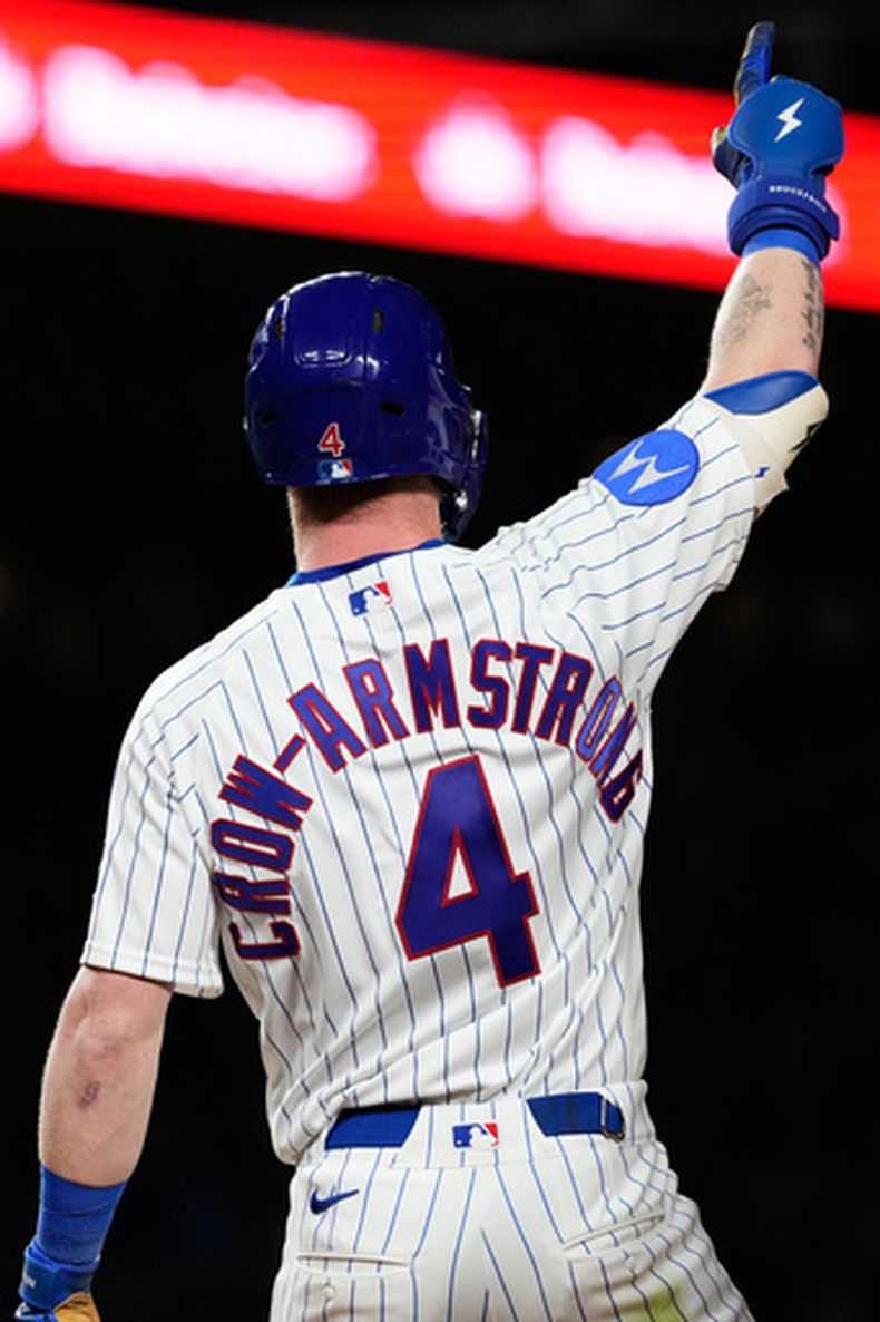 Pete Crow-Armstrong, de los Cachorros de Chicago, celebra después de batear un sencillo para completar el ciclo durante la séptima entrada del juego de béisbol de Grandes Ligas contra los Rockies de Colorado, el lunes 15 de junio de 2026, en Chicago. (AP Foto/Nam Y. Huh)