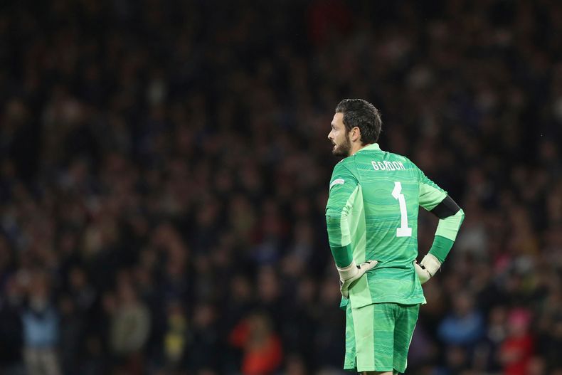 ARCHIVO - Foto del 21 de septiembre del 2022, el portero de Escocia Craig Gordon en el encuentro de la Liga de Naciones ante Ucrania. (AP Foto/Scott Heppell, Archivo)