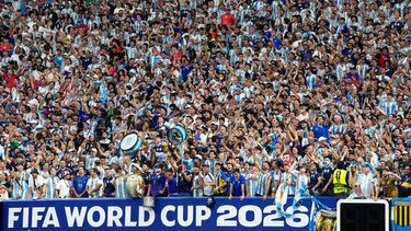 Hinchas argentinos alientan a su selección durante la semifinal mundialista ante Inglaterra en Atlanta, el miércoles 15 de julio de 2026 (AP Foto/Rebecca Blackwell)