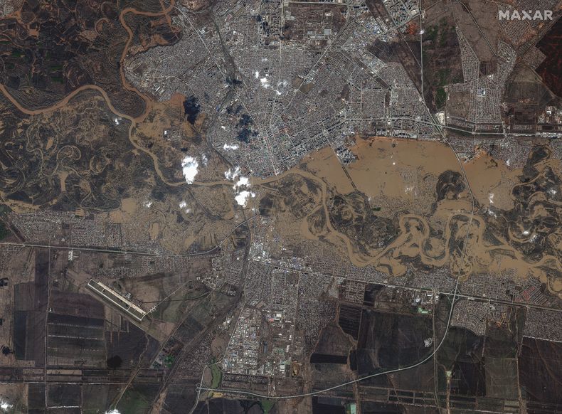 Esta imagen del jueves 11 de abril de 2024, distribuida por Maxar Technologies, muestra zonas inundadas de Oremburgo, Rusia. (Imagen satelital ©2024 Maxar Technologies vía AP)