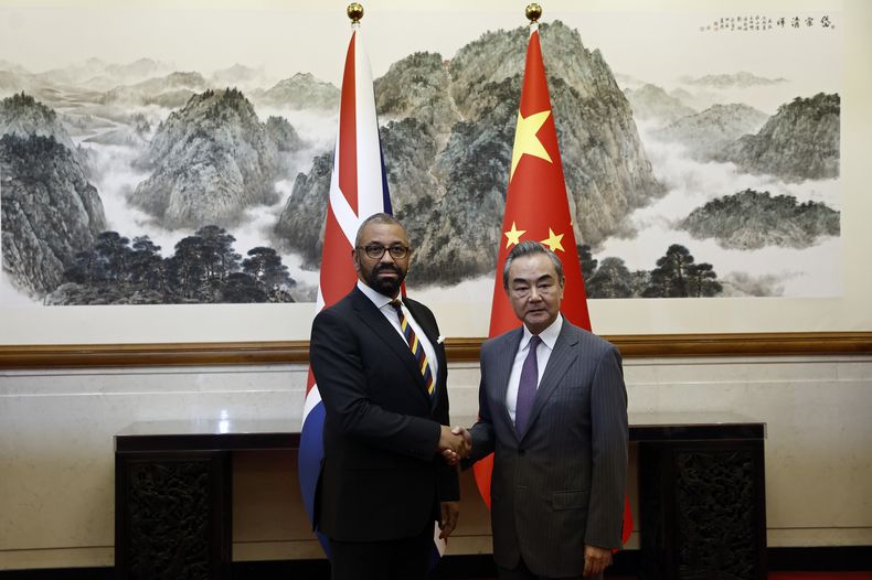 El secretario británico de Relaciones Exteriores, James Cleverly, y el ministro de Relaciones Exteriores de China, Wang Yi, antes de una reunión en la Casa de Huésped Estatal Diaoyutai en Beijing, el 30 de agosto de 2023. (Florence Lo/Pool Photo vía AP)
