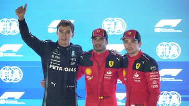 El español Carlos Sainz de Ferrari posa con el piloto de Mercedes George Russell y su coequipero de Ferrari Charles Leclerc tras terminar primero en la sesión de clasificación el sábado 16 de septiembre del 2023 para el Gran Premio de Singapur del domingo. (AP Foto/Vincent Thian)