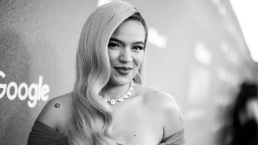 karol g desafia las restricciones de instagram tras compartir una ardiente foto sin sosten y en malla