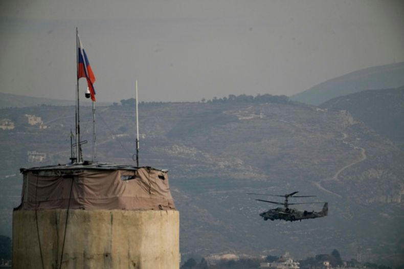 Un helicóptero ruso sobrevuela la base Hmeimim, el 16 de diciembre de 2024, en Hmeimim, Siria. (AP Foto/Leo Correa, Archivo)