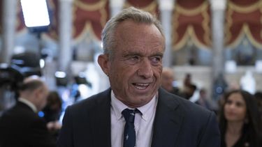El secretario de Salud de EEUU, Robert F. Kennedy Jr., camina hacia la Cámara de Representantes, en el Capitolio en Washington, el 4 de marzo de 2025. (AP Foto/José Luis Magaña)