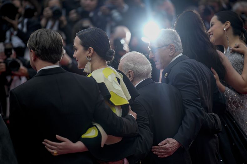 Leonardo DiCaprio, izquierda a derecha, Lily Gladstone, el director Martin Scorsese, Robert De Niro, Cara Jade Myers y Janae Collins posan para fotógrafos a su llegada al estreno de la película Killers of the Flower Moon en la 76º a edición del festival internacional de cine de Cannes en el sur de Francia, el sábado 20 de mayo de 2023.(Foto AP/Daniel Cole)