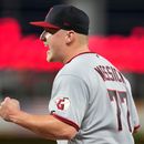 El lanzador abridor de los Guardianes de Cleveland, Parker Messick (77), reacciona después de que Joe Mack, de los Marlins de Miami, fuera puesto fuera en la primera base con un rodado durante la quinta entrada de un partido de béisbol, el viernes 10 de julio de 2026, en Miami. (Foto AP/Lynne Sladky)