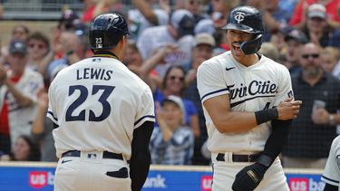 El puertorriqueño Carlos Correa celebra junto a Royce Lewis quien conectó grand slam para los Mellizos de Minnesota en el triunfo ante los Rangers de Texas, en Mineápolis. Domingo 27 de agosto de 2023. (AP Foto/Bruce Kluckhohn)
